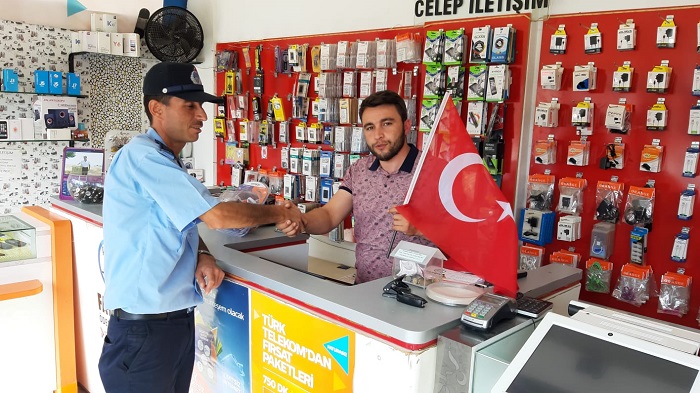 ESNAFA VE HALKA BAYRAK DAĞITILDI