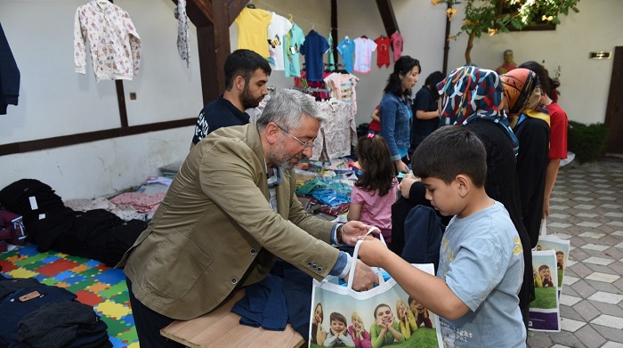 AŞĞIN ÇOCUKLARA HEDİYELER DAĞITTI
