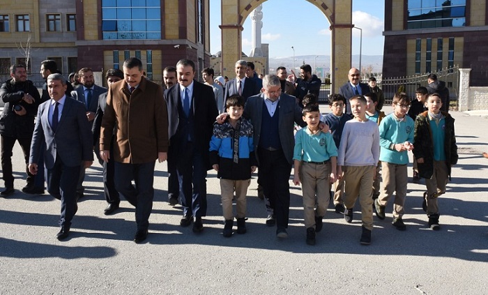 VALİ VE BAŞKAN GENÇLERLE BULUŞTU