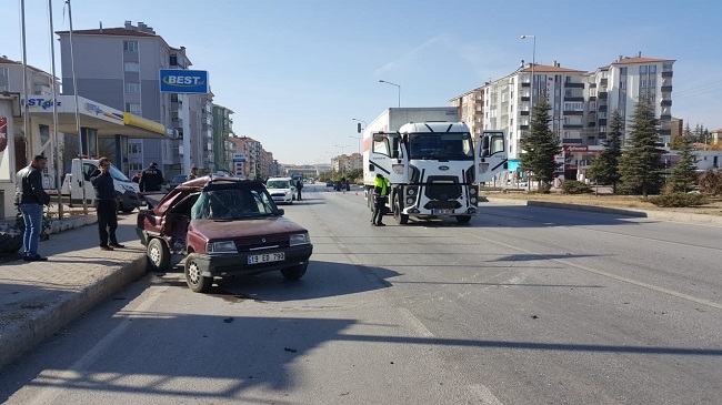 TIR OTOMOBİL İLE ÇARPIŞTI: 1 ÖLÜ
