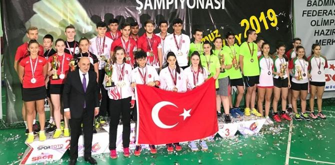 BADMİNTON’DA BALKAN ÜÇÜNCÜSÜ OLDU