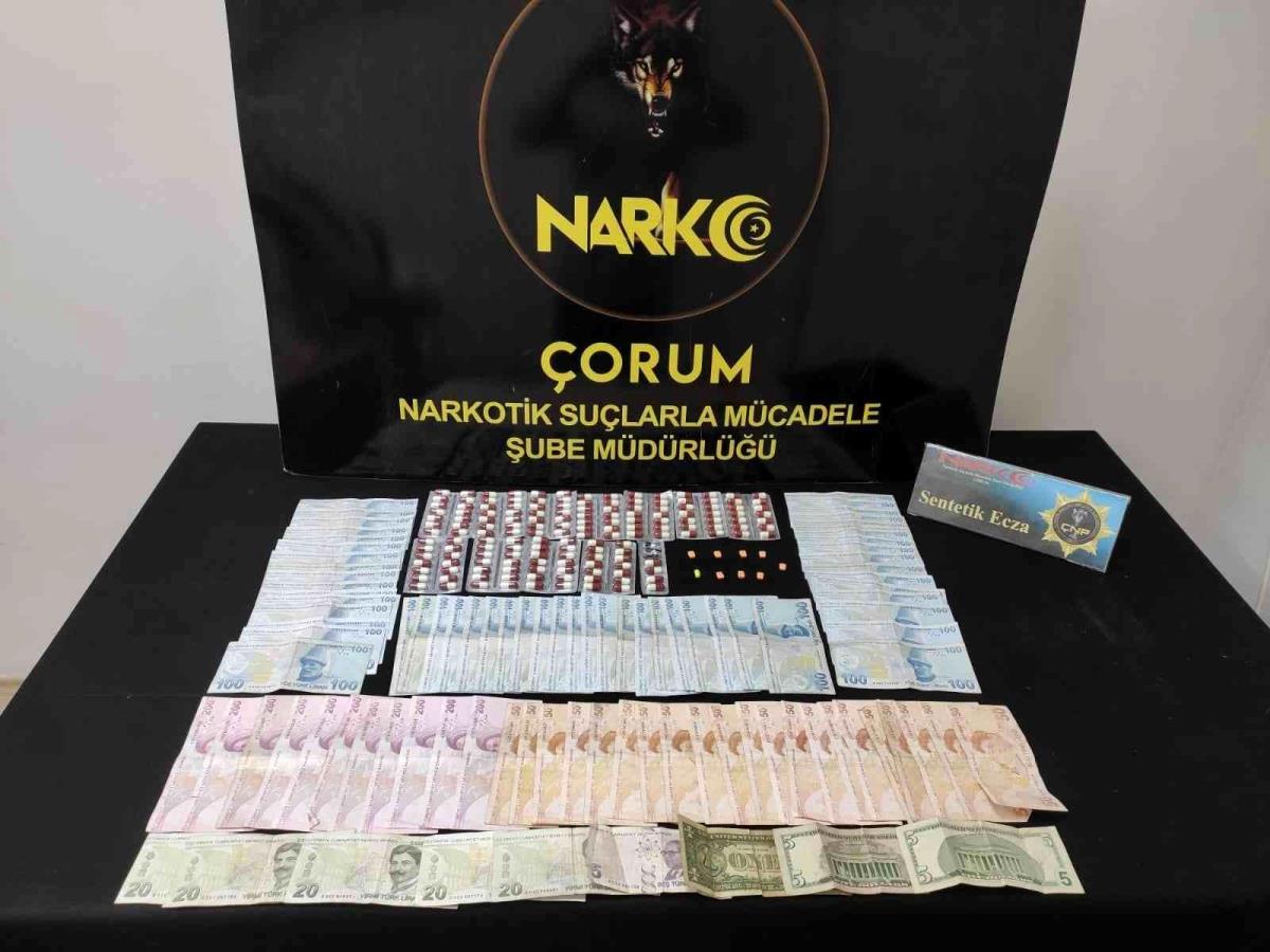 Çorum Emniyet Müdürlüğü, Narkotik Suçlarla Mücadele Şube Müdürlüğü ekipleri tarafından sokak satıcılarına yönelik düzenlenen operasyonda bir kişi suçüstü yakalandı.