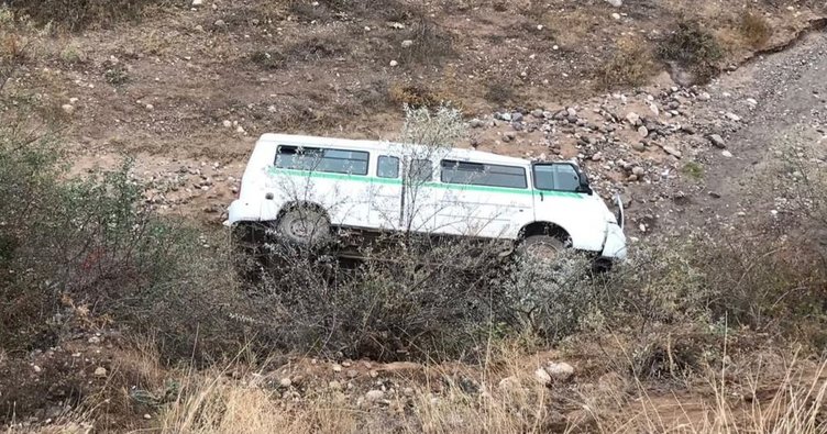 Öğrenci servisi dere yatağına devrildi: 15’i çocuk 16 yaralı