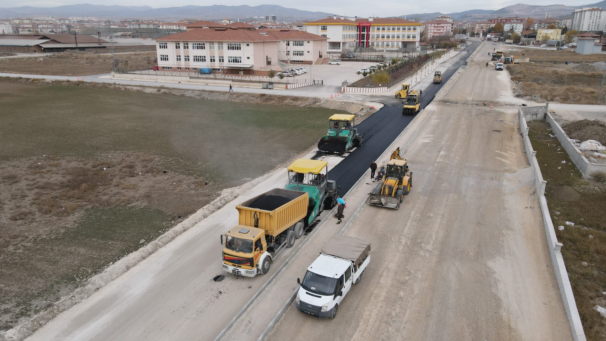 İskilip Caddesi’ne bağlayan Akpınar Caddesi’ndeki ring yolunda asfalt serim<br>çalışmasına başladı.