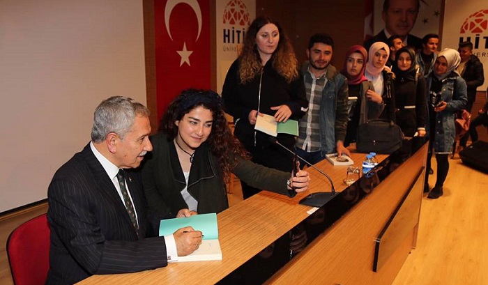 ﻿ARINÇ ÇORUM’DA KİTAPLARINI İMZALADI